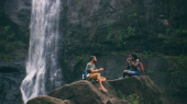 ¿Viajar sólo a en pareja? Ventajas y desventajas según la ciencia